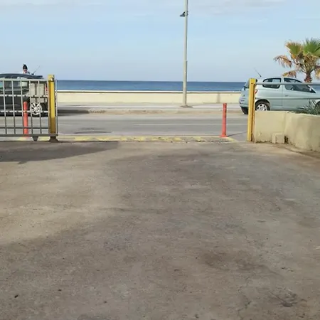 아파트 Patheaven Seafront 레팀노